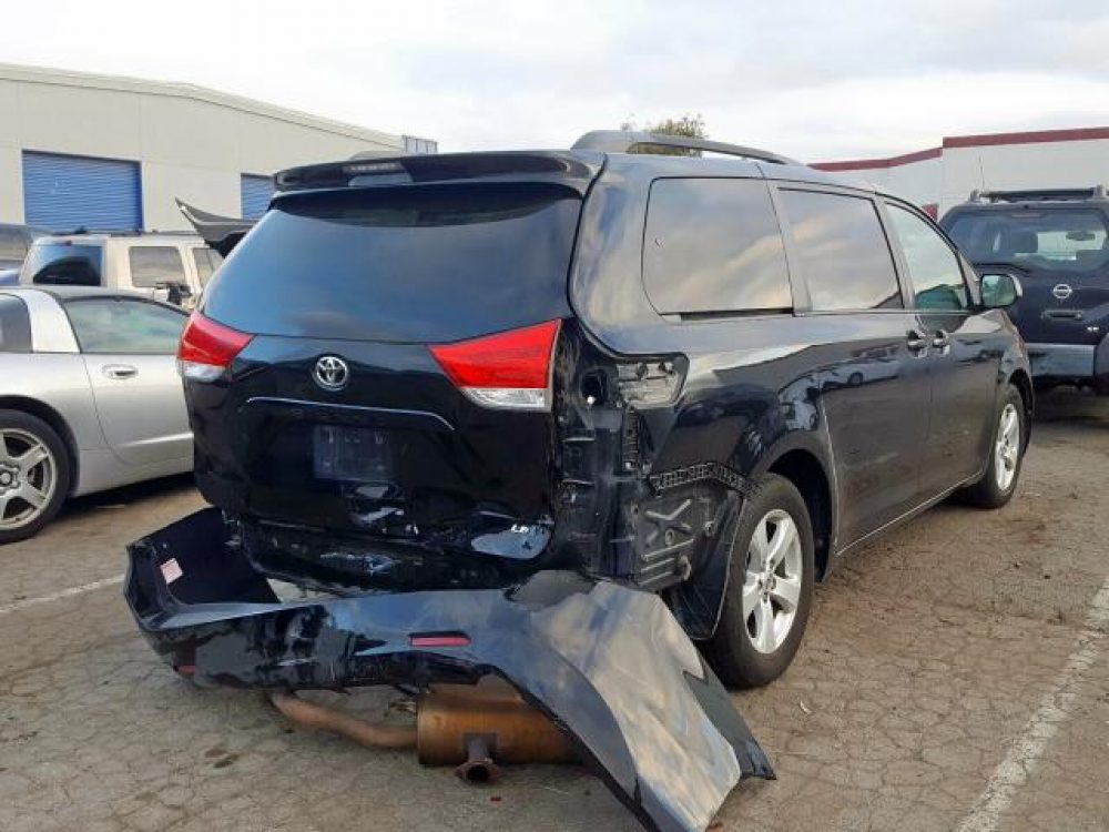 2012 Toyota Sienna LE   (FOR PARTS) - Image 6