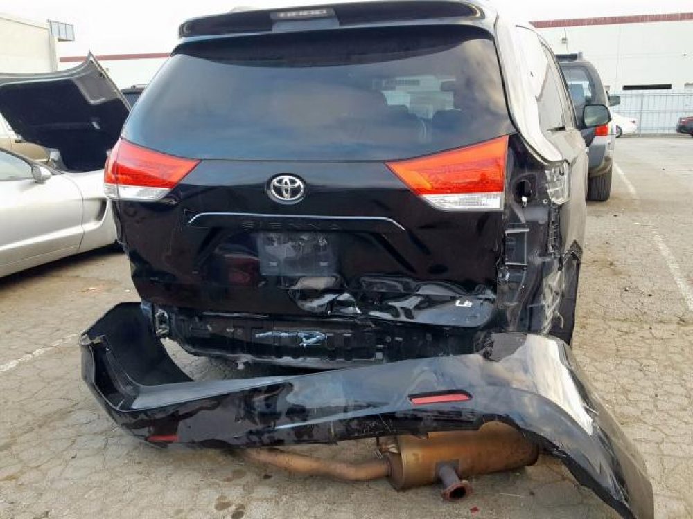 2012 Toyota Sienna LE   (FOR PARTS) - Image 3