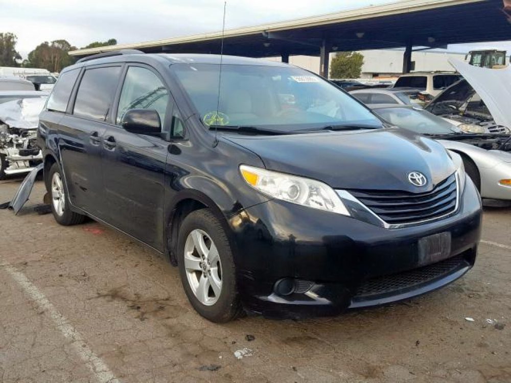 2012 Toyota Sienna LE   (FOR PARTS) - Image 2