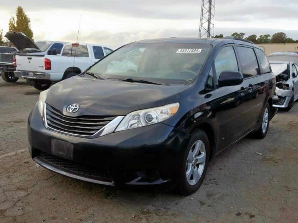 2012 Toyota Sienna LE   (FOR PARTS) - Image 10